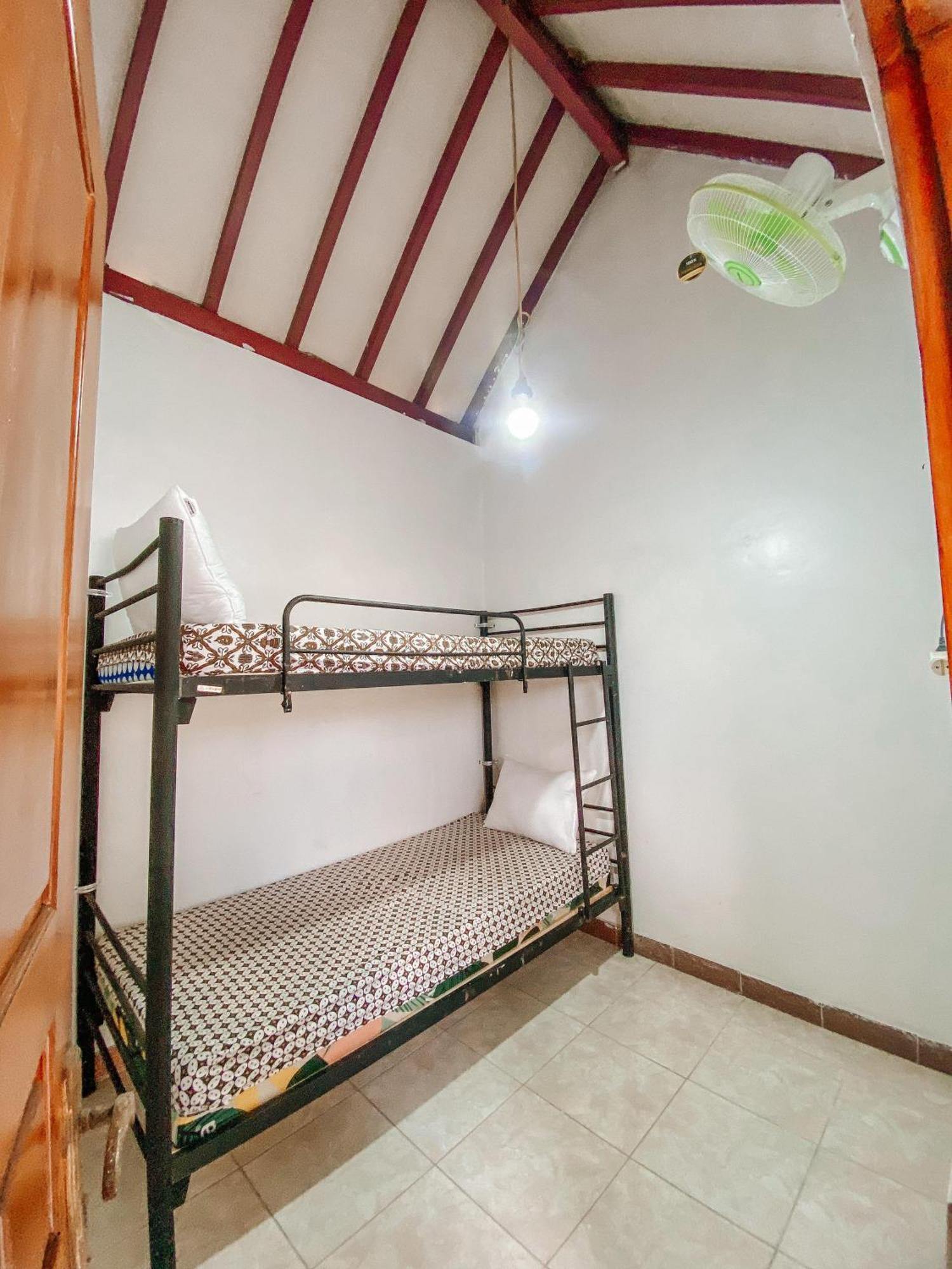 Albergue Laura'S Backpacker 523 Yogyakarta Exterior foto